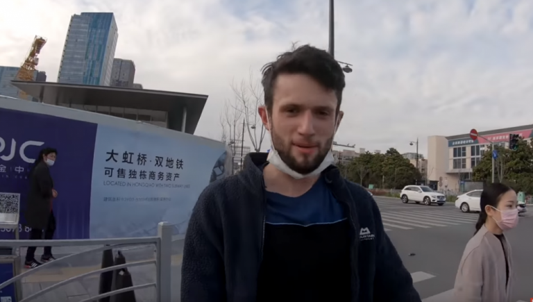 Πώς κατάφερε η Κίνα να περιορίσει τον κοροναϊό – Αυτοψία διάσημου Youtuber στη μακρινή χώρα