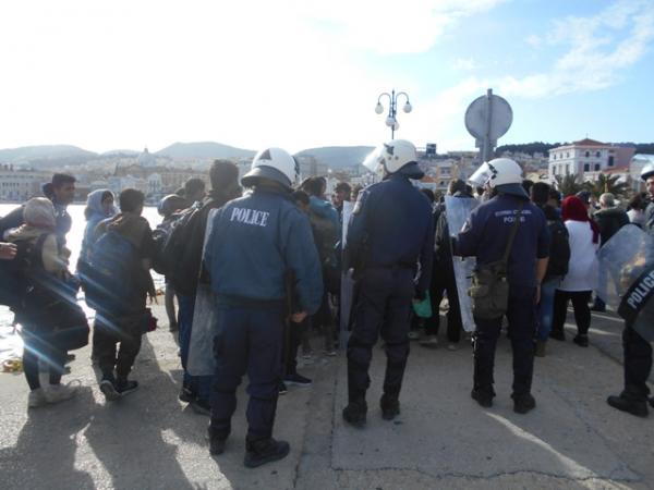 Λέσβος : Εκατοντάδες πρόσφυγες στο λιμάνι της Μυτιλήνης λόγω fake news