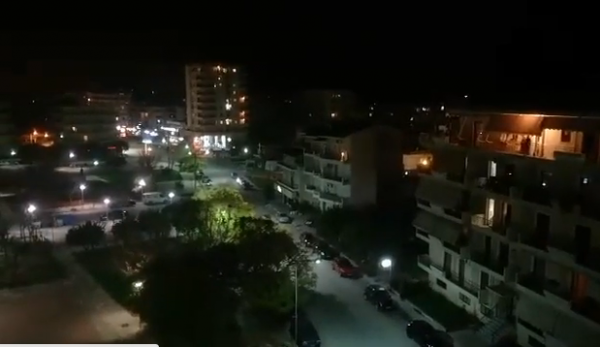 Κοροναϊός: Η συγκινητική κίνηση χιλιάδων Ελλήνων – Το ηχηρό χειροκρότημα σε γιατρούς και νοσηλευτές