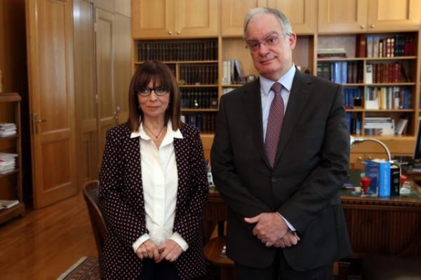 Κοροναϊός : Ελάχιστοι καλεσμένοι και χωρίς χειραψίες στη βουλή η ορκωμοσία της Σακελλαροπούλου