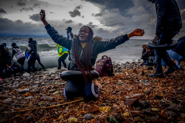 ΣΥΡΙΖΑ και ΚΚΕ απαιτούν την άμεση μεταφορά των προσφύγων από τα νησιά στην ενδοχώρα