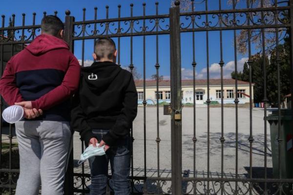 Ο κοροναϊός ξαναβάζει λουκέτο στα σχολεία – Τι θα γίνει με εκδρομές και Πανελλαδικές
