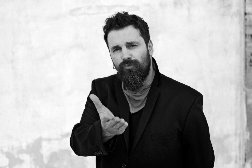 Ο Σπύρος Γραμμένος προσπαθεί να τα αντιμετωπίζει όλα με χιούμορ