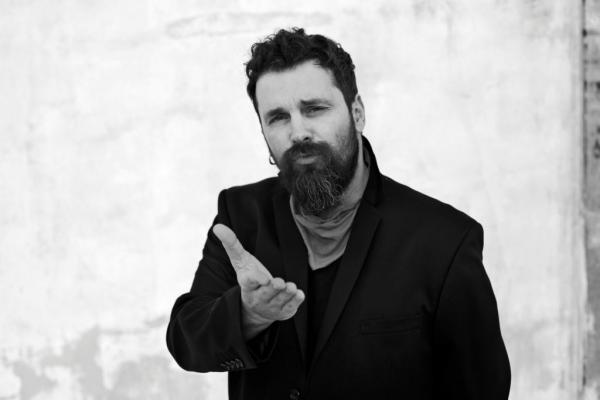 Ο Σπύρος Γραμμένος προσπαθεί να τα αντιμετωπίζει όλα με χιούμορ