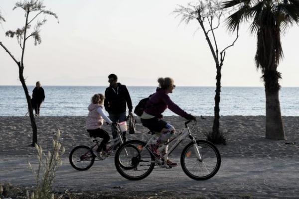 Από μακριά και… υγιείς : Οι Αθηναίοι βγήκαν βόλτα τηρώντας τις αποστάσεις
