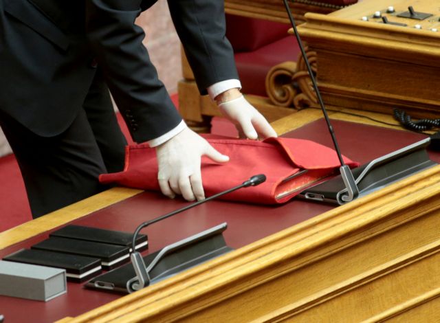 Ορκωμοσία στις μέρες του κοροναϊού – Γάντια και αντισηπτικά τζελ στη Βουλή [Εικόνες]
