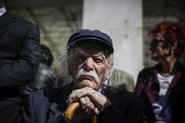 Μανώλης Γλέζος : Το συγκινητικό «αντίο» του κόσμου από τα μπαλκόνια