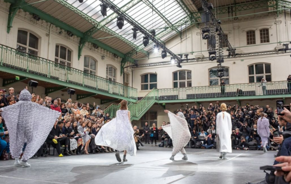 Η πασαρέλα του Ισέι Μιγιάκι ενώνει διαφορετικές κουλτούρες
