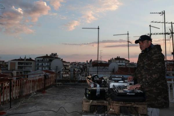 Πάρτι… κοροναϊού με μουσική από dj σε ταράτσα στη Λάρισα