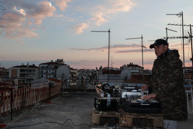 Πάρτι… κοροναϊού με μουσική από dj σε ταράτσα στη Λάρισα