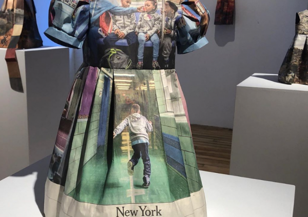 Ανακυκλωμένες εφημερίδες μετατρέπονται σε φορέματα