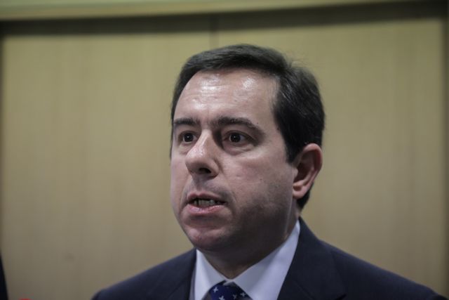 Σάμος : Έντονες αποδοκιμασίες εναντίον του Νότη Μηταράκη για το προσφυγικό