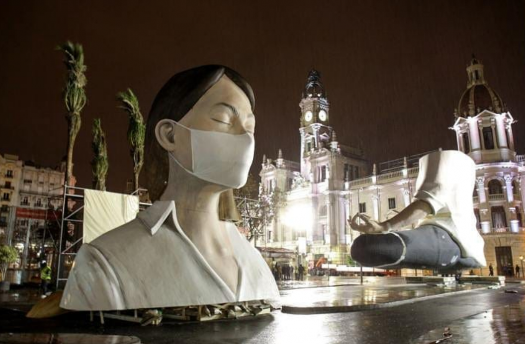 Κοροναϊός : Ενα γιγαντιαίο γλυπτό μας υπενθυμίζει πως κι αυτό θα περάσει