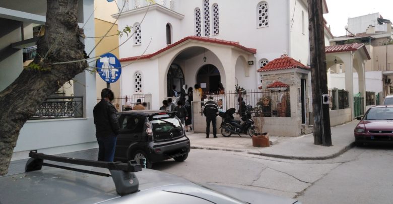 Κοροναϊός : Πλήθη πιστών σε εκκλησίες σε Λάρισα και Αγρίνιο - «Λυσσάξατε να μας διώξετε»