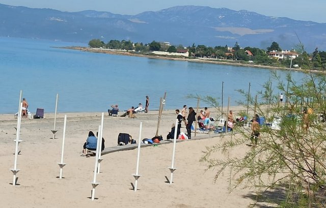 Κοροναϊός : Καραντίνα... στη θάλασσα - Οι Έλληνες το έριξαν στις παραλίες [Εικόνες]