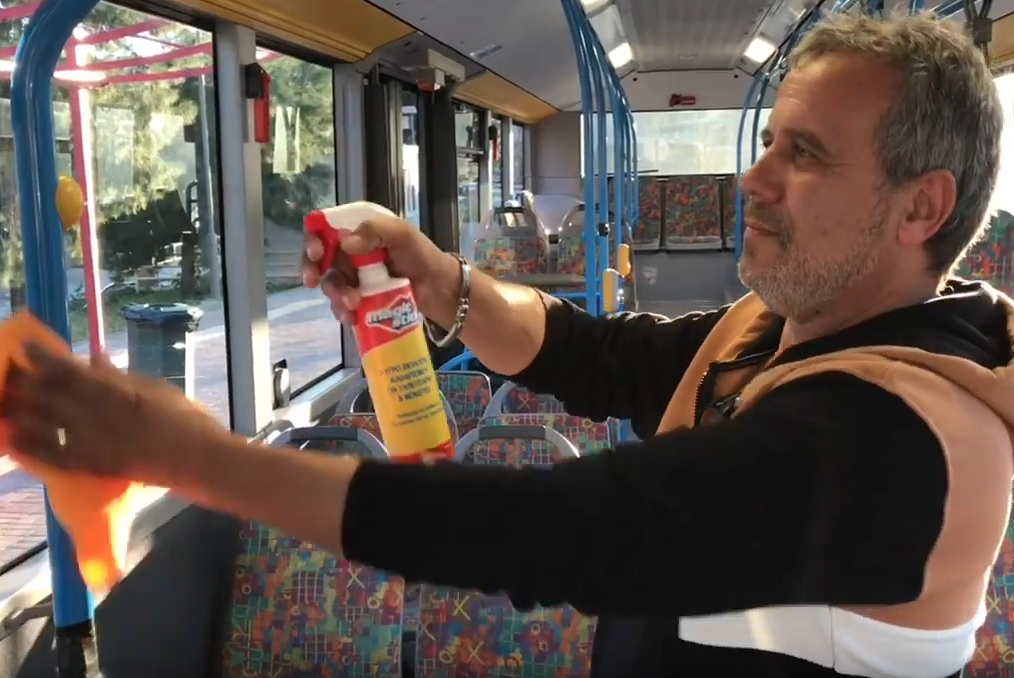Κοροναϊό: Οδηγοί λεωφορείων καθαρίζουν τα πάντα