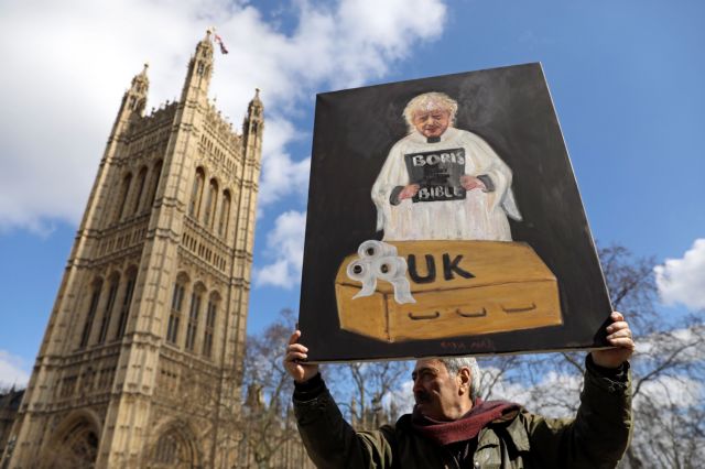 Κοροναϊός : Κατακραυγή στη Βρετανία για τον Μπόρις Τζόνσον