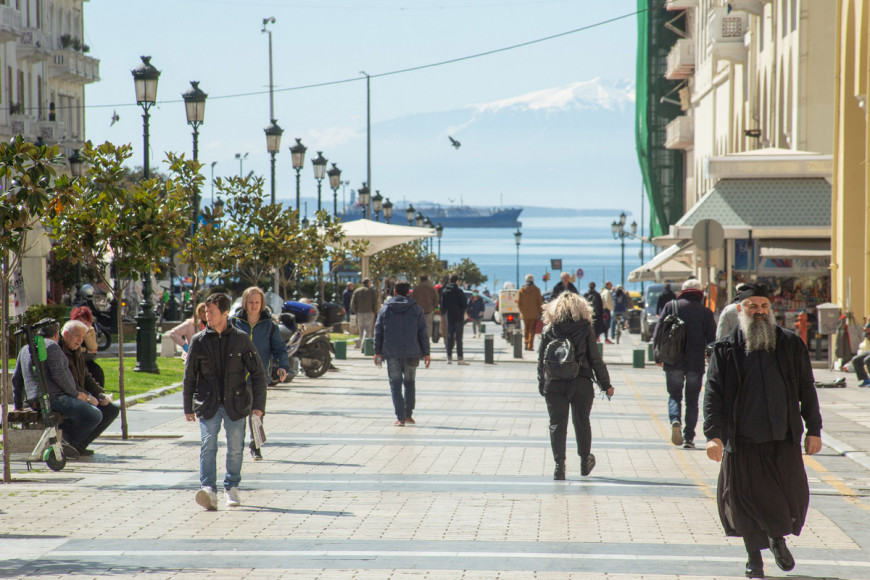Κοροναίός- Θεσσαλονίκη: Κάτοικοι αγνοούν τα μέτρα, τρέχουν σε παραλίες, μαλώνουν με αστυνομικούς