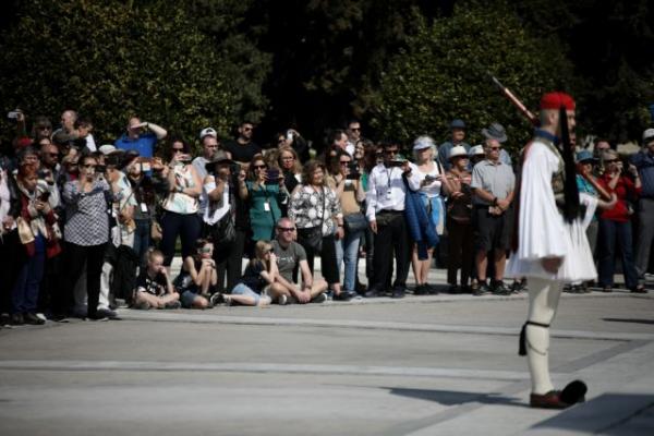 Κοροναϊός : Χαμός στο Σύνταγμα για την αλλαγή της φρουράς