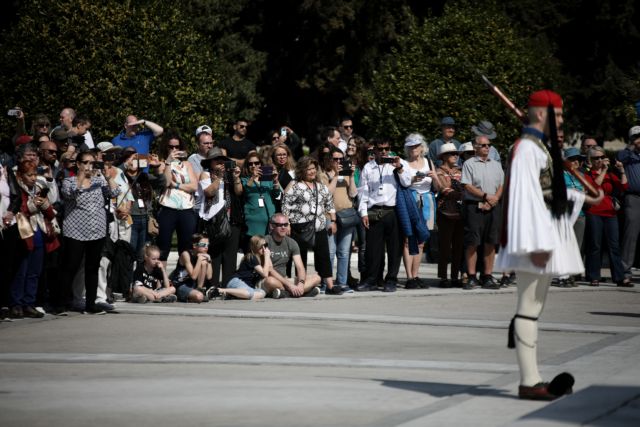 Κοροναϊός : Χαμός στο Σύνταγμα για την αλλαγή της φρουράς