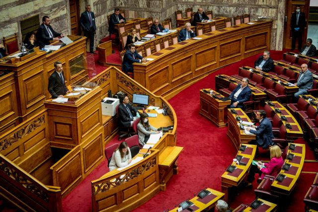 Μητσοτάκης και Τσίπρας : Οι αντιπαραθέσεις για μαξιλάρι, λεφτόδεντρο, εργασιακά και επιτάξεις