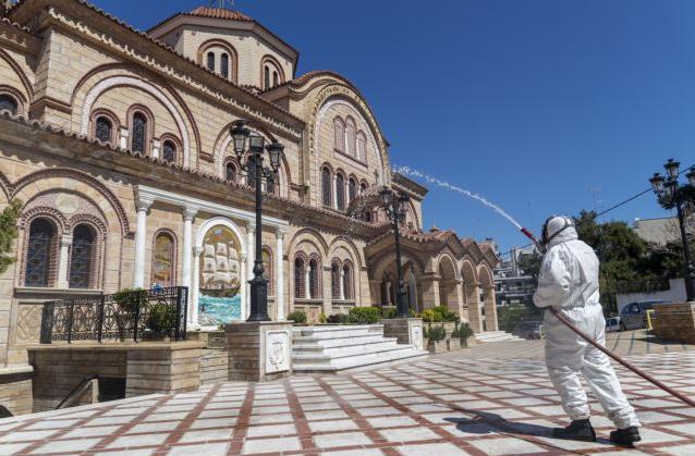 Εβδομάδα Παθών στους ναούς: Οι απαγορεύσεις Εκκλησίας – Πολιτείας και οι ανυπάκουοι πιστοί