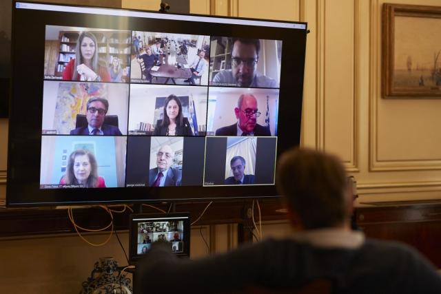 Τηλεδιάσκεψη Μητσοτάκη – Κεραμέως :  Στο επίκεντρο πανελλαδικές εξετάσεις και τηλεκπαίδευση