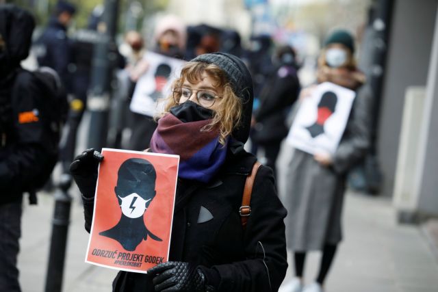 Πολωνία: Η κυβέρνηση θέλει να κάνει ακόμα πιο αυστηρή τη νομοθεσία για την έκτρωση εν μέσω πανδημίας