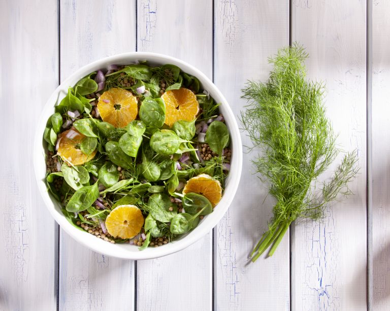 Σαλάτα με σπανάκι, πορτοκάλι, μάραθο και φακές