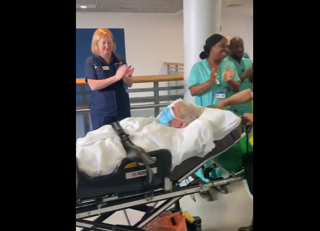 Βρετανία: Δείτε τη στιγμή που βγαίνει από την εντατική ηλικιωμένος και τον χειροκροτούν