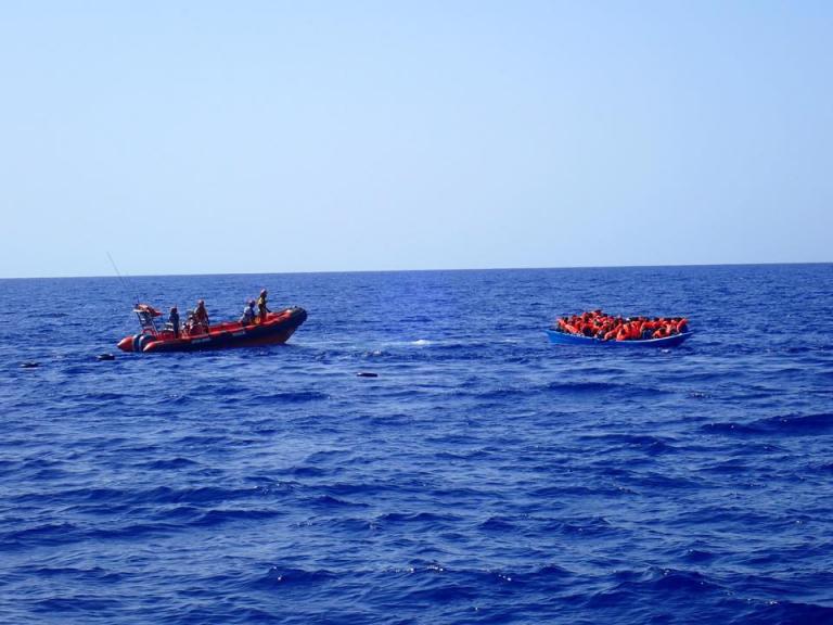 Δώδεκα πρόσφυγες έχασαν τη ζωή τους στο ταξίδι προς την Ευρώπη – Παράνομες επαναπροωθήσεις στη Λιβύη