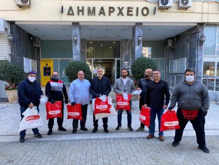 Μάσκες προστασίας στον Δήμο Πειραιά από τη Δ΄ Κοινότητα και τη Θύρα 7