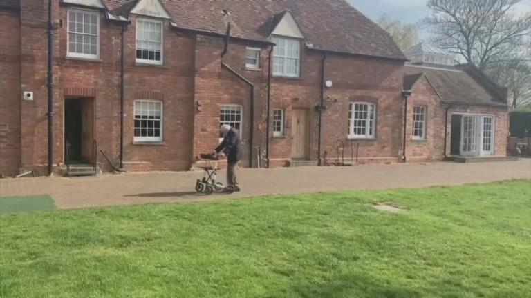 Πώς 99χρονος βετεράνος του Β’ ΠΠ μάζεψε 2 εκατ. λίρες για το ΕΣΥ