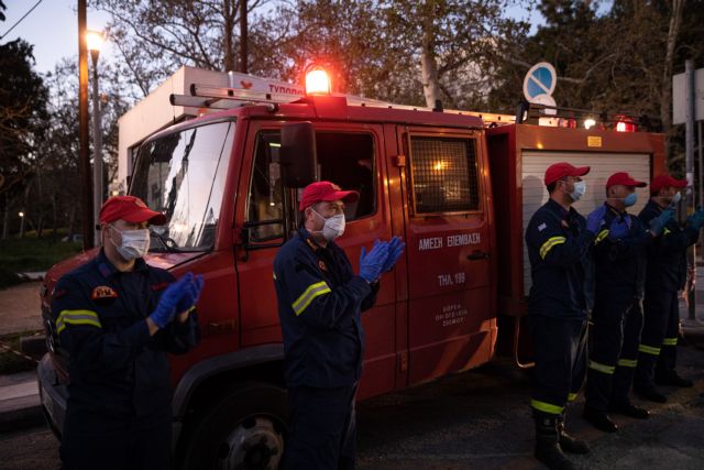 Κοροναϊός: Το συγκινητικό χειροκρότημα πυροσβεστών για τους γιατρούς του «Σωτηρία»