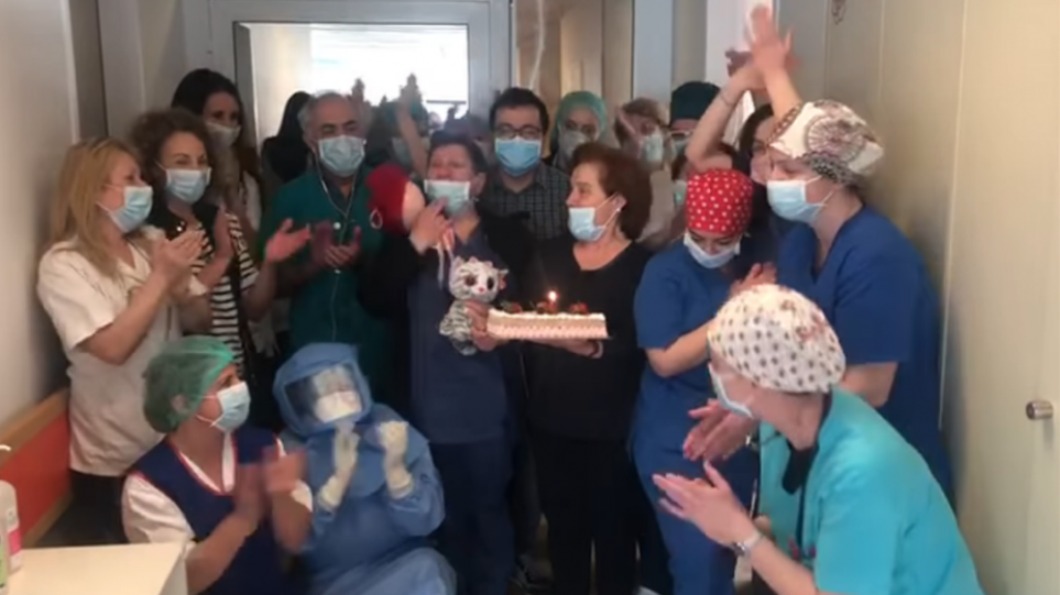 Στιγμές χαράς εν μέσω κοροναϊού: Γενέθλια σε διάδρομο νοσοκομείου