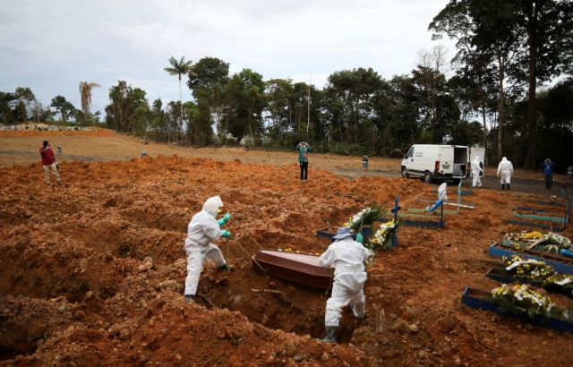 Κοροναϊός: Εικόνες πολέμου και στη Βραζιλία - Μαζικοί τάφοι για τους νεκρούς