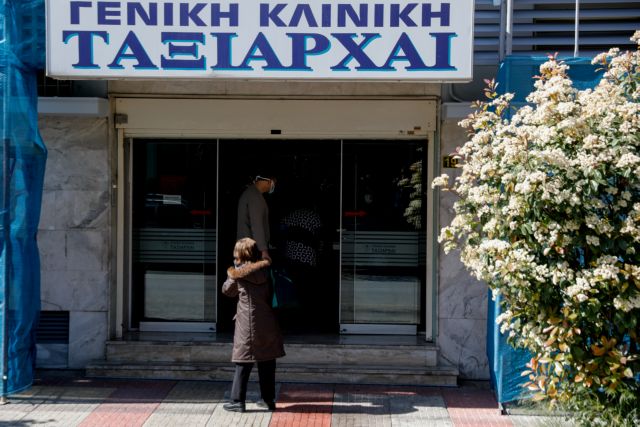 Οργή Τσιόδρα για το Περιστέρι: Νοσηλευτές με συμπτώματα λοίμωξης τους επετράπη να δουλεύουν