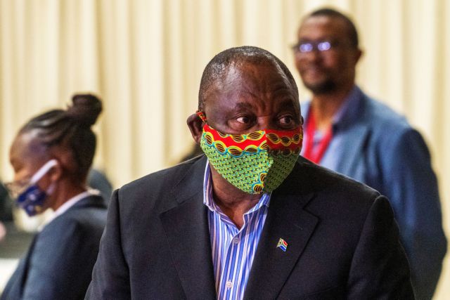 Ο πρόεδρος της Ν. Αφρικής γίνεται... περίγελος προσπαθώντας να βάλει μάσκα