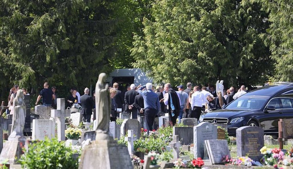 Απίστευτο σκηνικό σε κηδεία θύματος του κοροναϊού: Πρόστιμα στους συγγενείς και κατάσχεση... της σορού