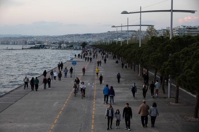 Θεσσαλονίκη: «Βούλιαξε» από κόσμο η Νέα Παραλία μετά την άρση των μέτρων