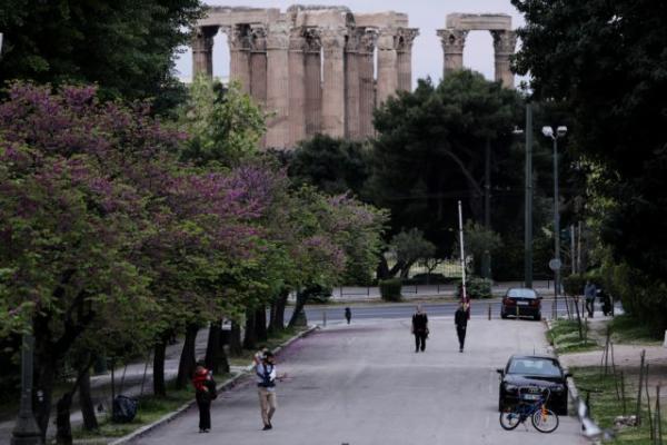 CNBC: Δέκα χρόνια μετά την κρίση, ο κοροναϊός κάνει τους Έλληνες να ανησυχούν για το μέλλον
