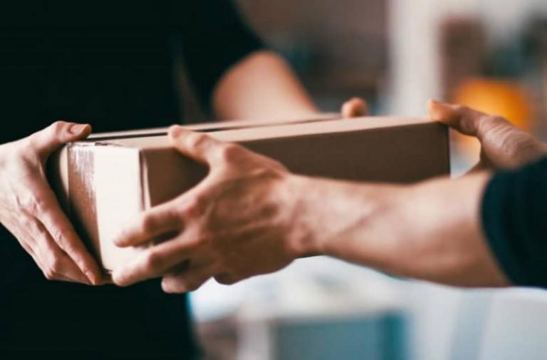 Παίρνει πίσω τις αυξήσεις εταιρεία ταχυμεταφορών μετά τον σάλο