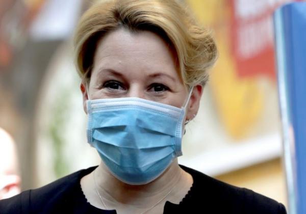 Κοροναϊός: Ο αρχίατρος των ΗΠΑ δείχνει πώς φτιάχνουμε υφασμάτινη μάσκα σε 45 δευτερόλεπτα