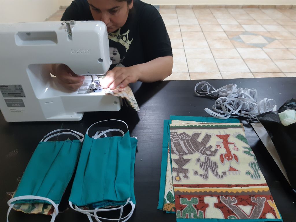Ανδραβίδα: Γυναίκες πρόσφυγες ράβουν μάσκες για τον κοροναϊό