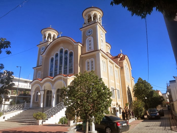 Έφοδος πιστών σε εκκλησία της Λαμίας - Απίστευτες εικόνες και στη Θεσσαλονίκη