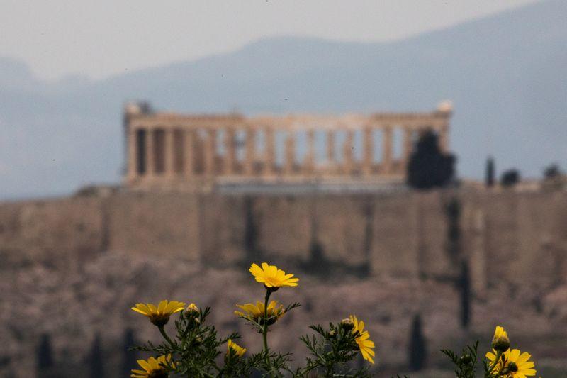 Κοροναϊός : Σε τεντωμένο σκοινί η χώρα με μια νέα κρίση στην οικονομία να φοβίζει τους πάντες | in.gr