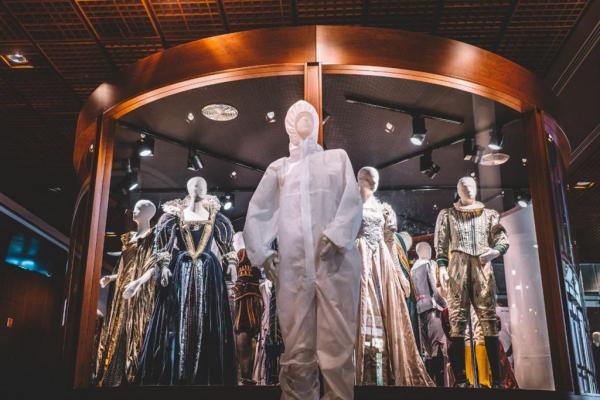 Το ΚΘΒΕ έραψε 100 ιατρικές στολές – Μία κοσμεί την έκθεση Κοστουμιών στο Βασιλικό Θέατρο