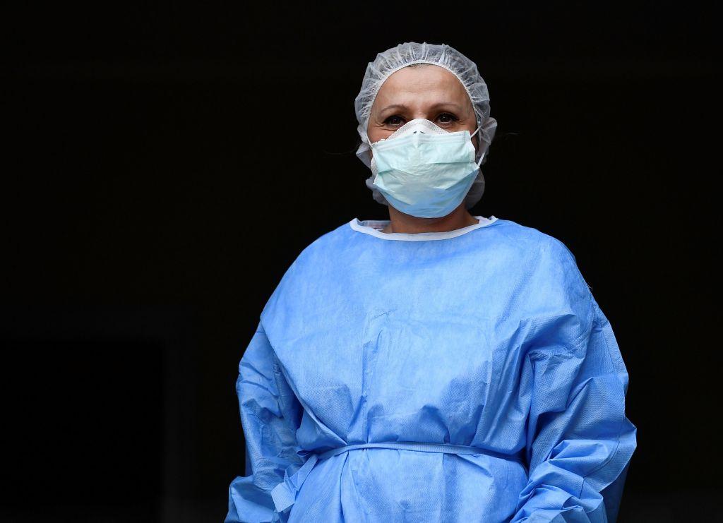 Κοροναϊός: Πολιτικοί και δημόσια πρόσωπα ξαναφορούν τις ιατρικές ποδιές