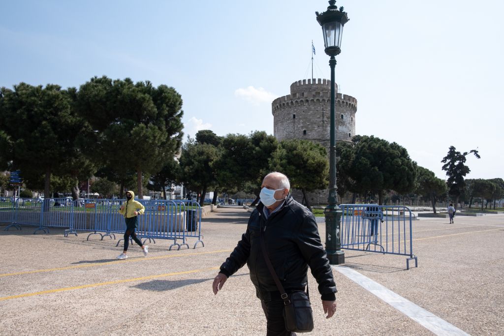 Κοροναϊός: Δώδεκα νεκροί στην Ελλάδα τις τελευταίες 48 ώρες – Γιατί αν «χαλαρώσουμε» θα πληρώσουμε το τίμημα