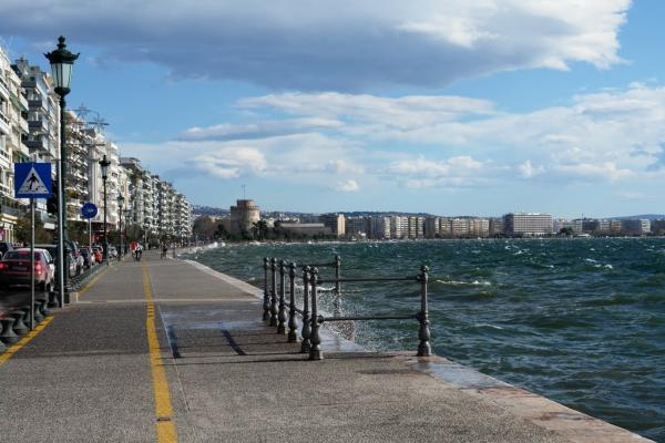 Δελφίνια στον Θερμαϊκό: Το αναπάντεχο θέαμα που αντίκρισαν οι Θεσσαλονικείς